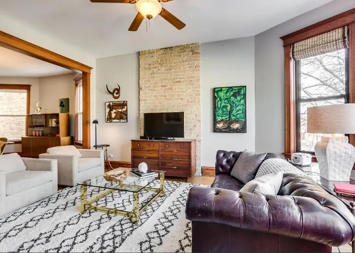 Garage Parking - Vintage Charm - And A Fabulous Location! Easily Enjoy The Best Of Chicago! Apts