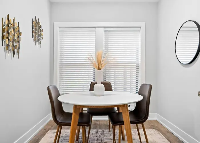 Chic & Fully Furnished Studio Apt With Laundry - Brompton 61-66 Rep