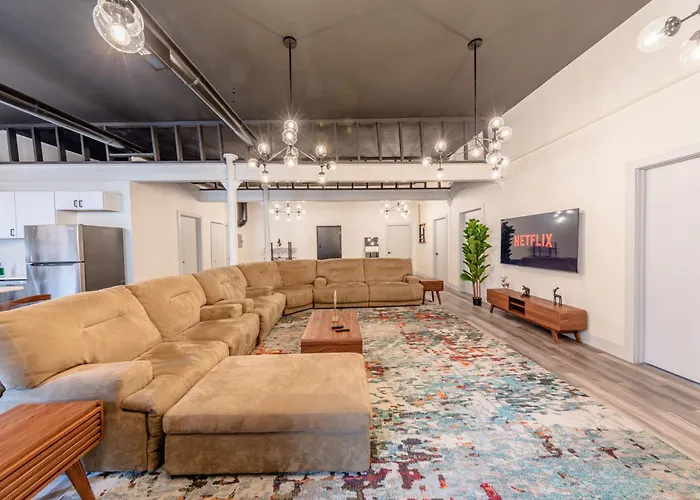Luxury 5Br Chicago Retreat Perfect For Groups With Pool Table & Optional Parking Near Mccormick Place And Soldier Field