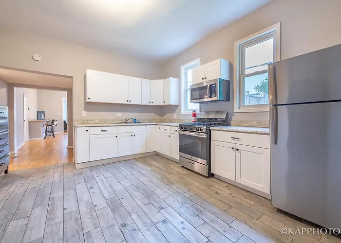 Wonderful Home Close To Downtown Chicago - Free Parking