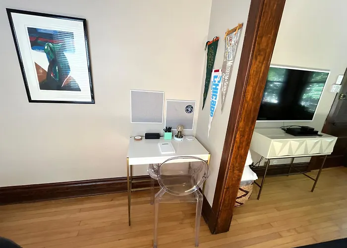 2Br 1Ba Irving Park Updated Vintage Top Unit 2-Flat