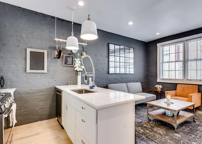 Relax In West Town - In-Unit Laundry And Pet Friendly! Apts