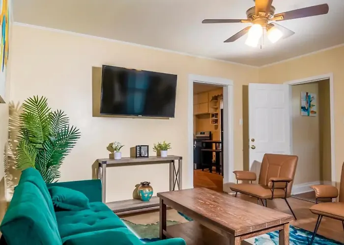 Exquisite Rogers Park 1 Bedroom, 1 Bath Apartment Near Evanston