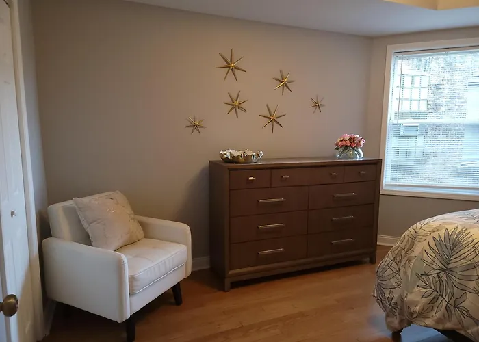 Beautiful Big 3 Bedroom Quiet Apt Near Downtown