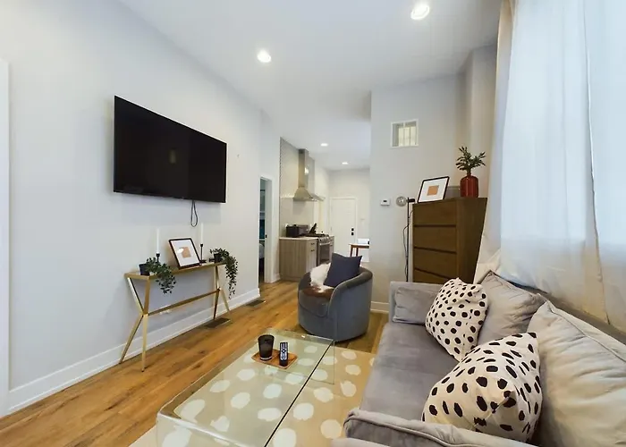 Chic 2Br Top-Floor Gem
