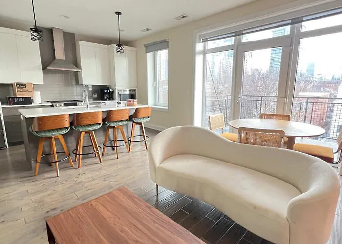 Designer Condo 1 Free Parking
