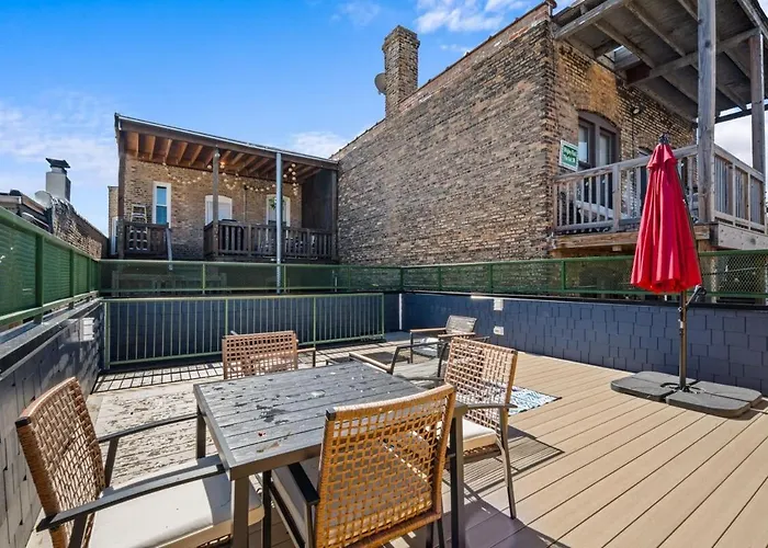 1 Bedroom With Rooftop And Wrigley Views