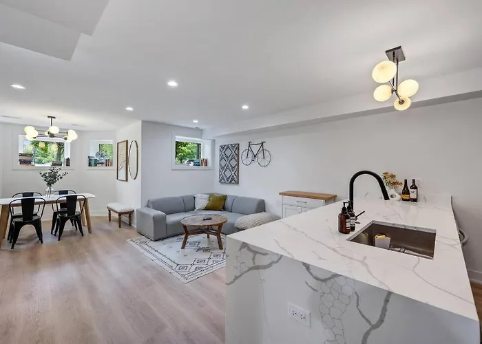 Logan Square Luxury Villa, 3 Beds, 3 Baths