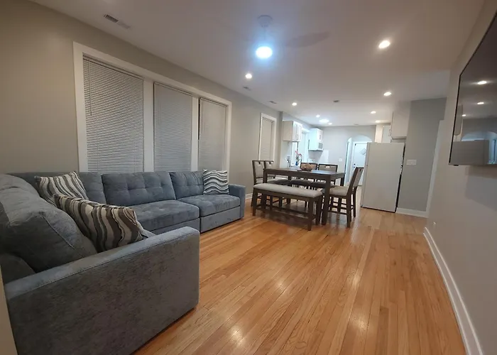Beautiful 4 Bedroom 2 Bathroom Apartment Near Everything