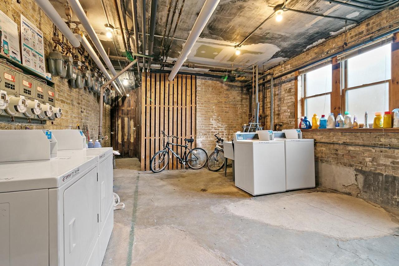 Furnished 1br With Natural Light & King Beds - Larchmont Rep * Chicago