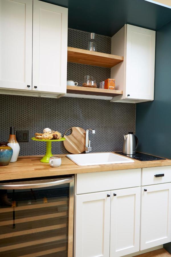 The Leavitt Street & Tavern *