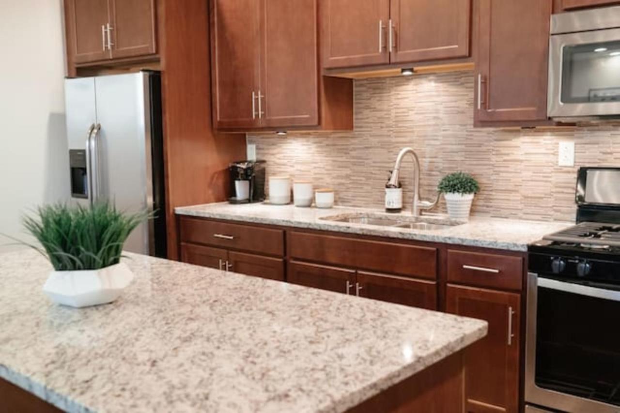 Appartement 2br Airy & Tidy With Free Covered Parking - Modern