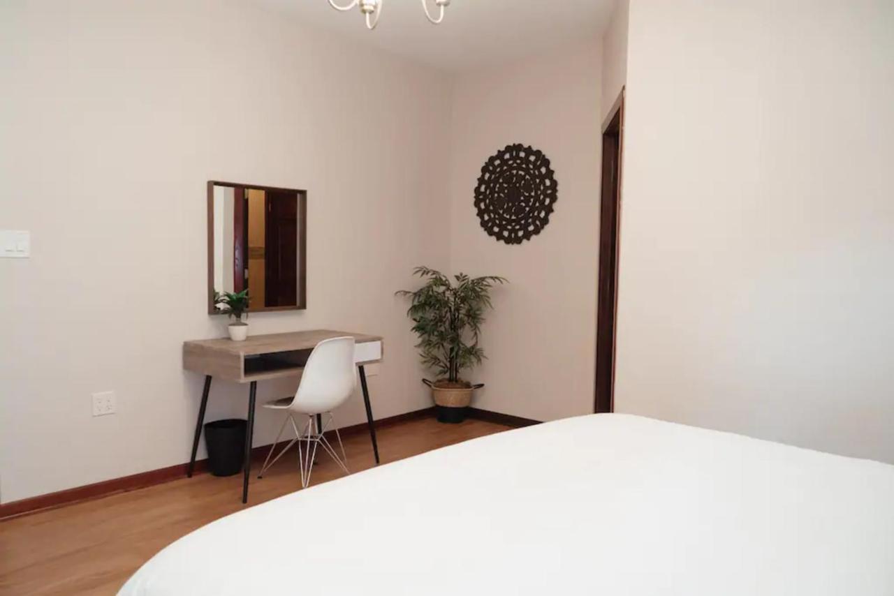 2br Airy & Tidy With Free Covered Parking - Modern Appartement *