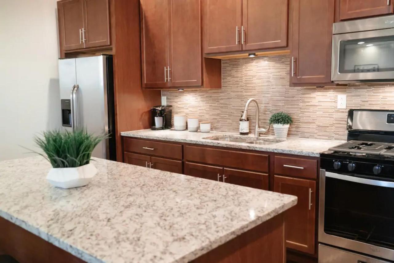 2br Airy & Tidy With Free Covered Parking - Modern Appartement *