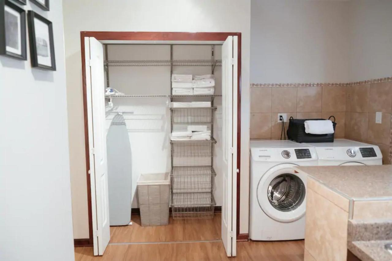 2br Airy & Tidy With Free Covered Parking - Modern Appartement
