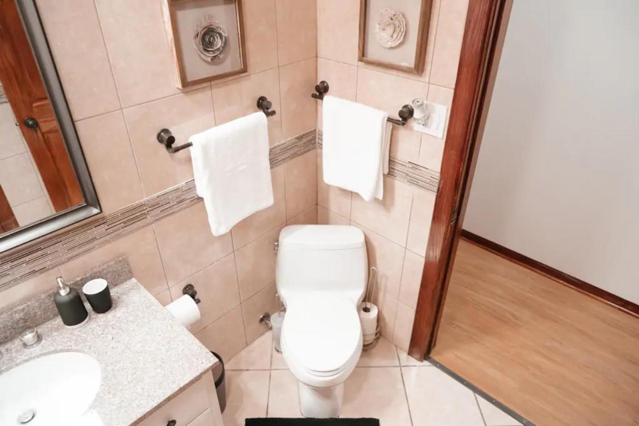 2br Airy & Tidy With Free Covered Parking - Modern Appartement *