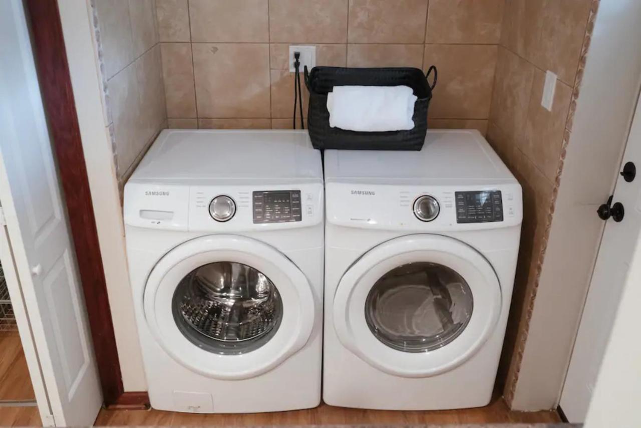 2br Airy & Tidy With Free Covered Parking - Modern Appartement