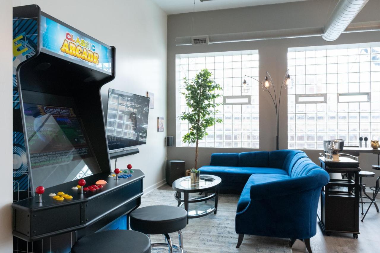 Penthouse Of Joy With Over 4000 Games! Apartment Chicago
