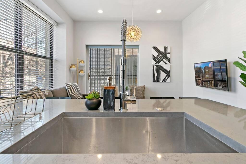 Cozy & Modern 3br - Division 201w Apartment
