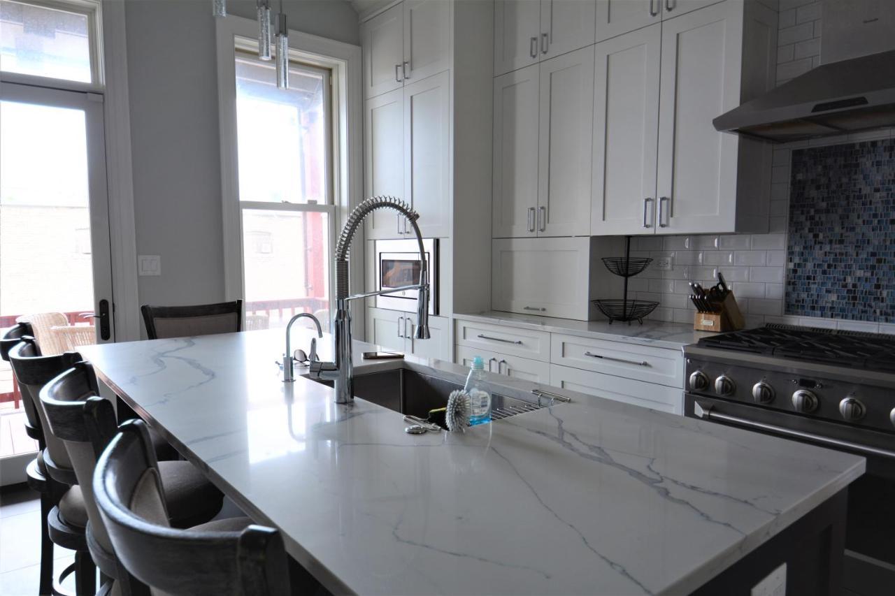 Penthouse Level, Stunning Wrigley * Chicago