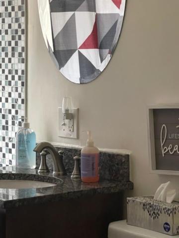 Clean, Spacious, Inexpensive Queen Br Guest house *