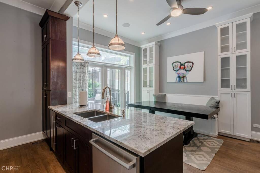 Villa Gold Coast With Free Parking Garage Sleeps 10 Chicago