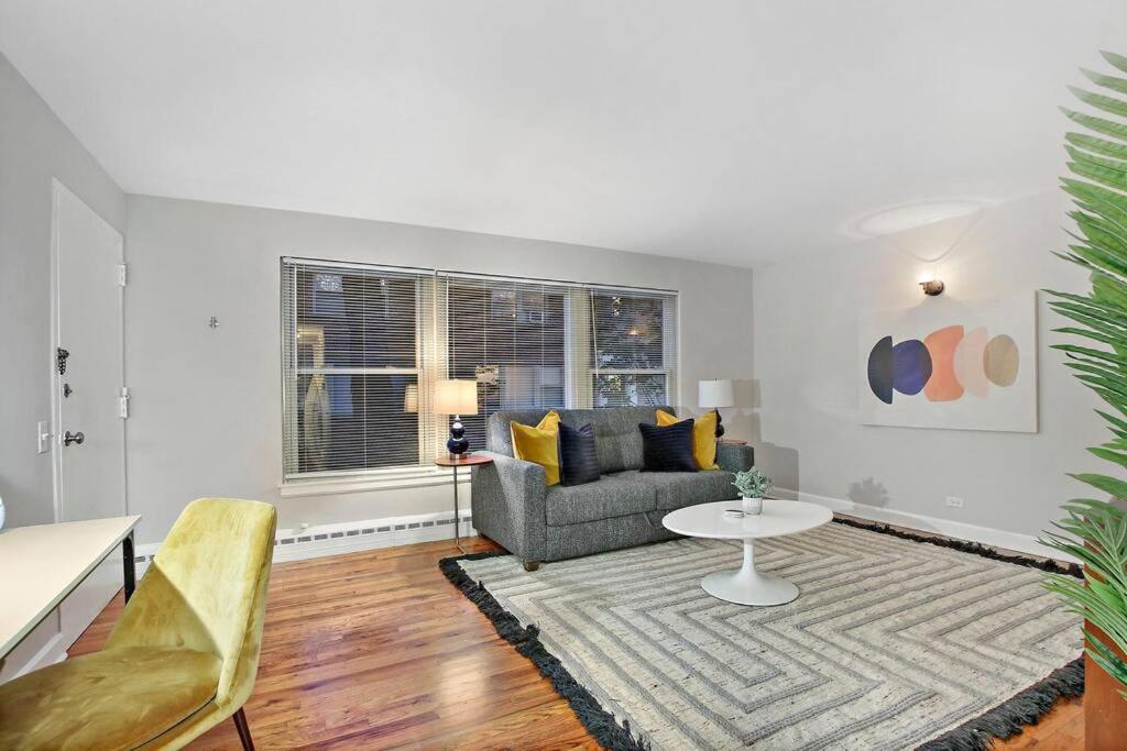 Charming 1br With Spacious Living - Foster 1s Apartment Chicago