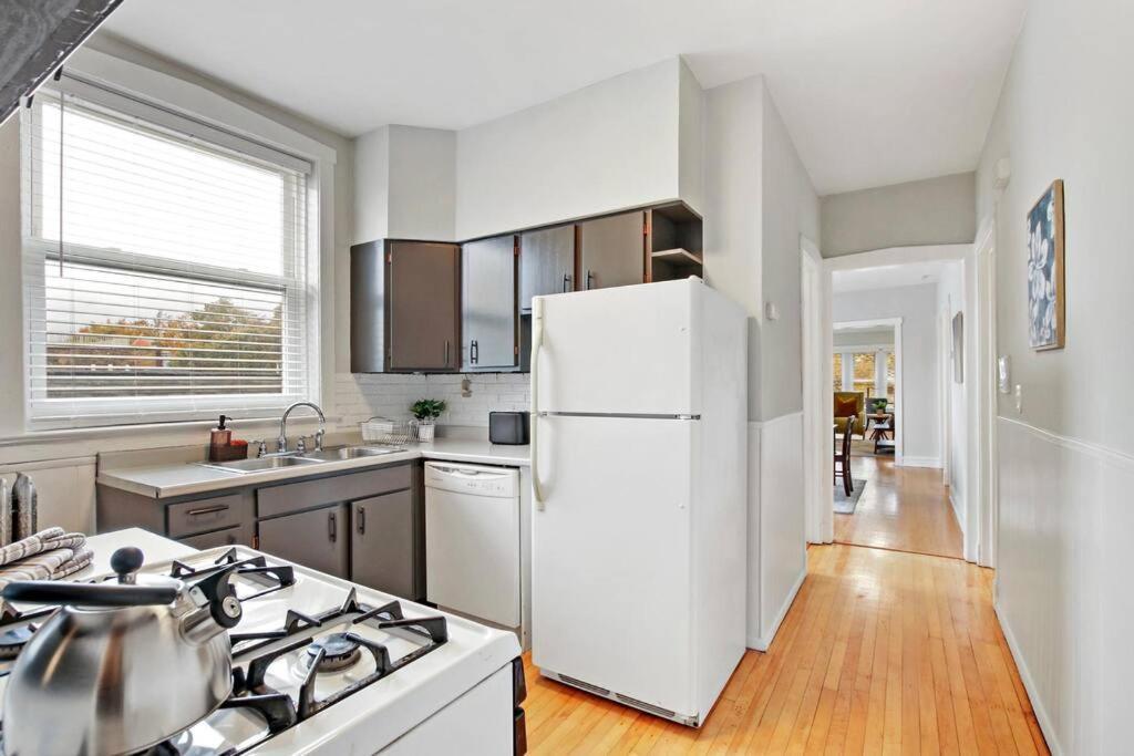 2br Roomy Apt Near Shops, Dining And Transpo - Eastwood 3f Apartamento