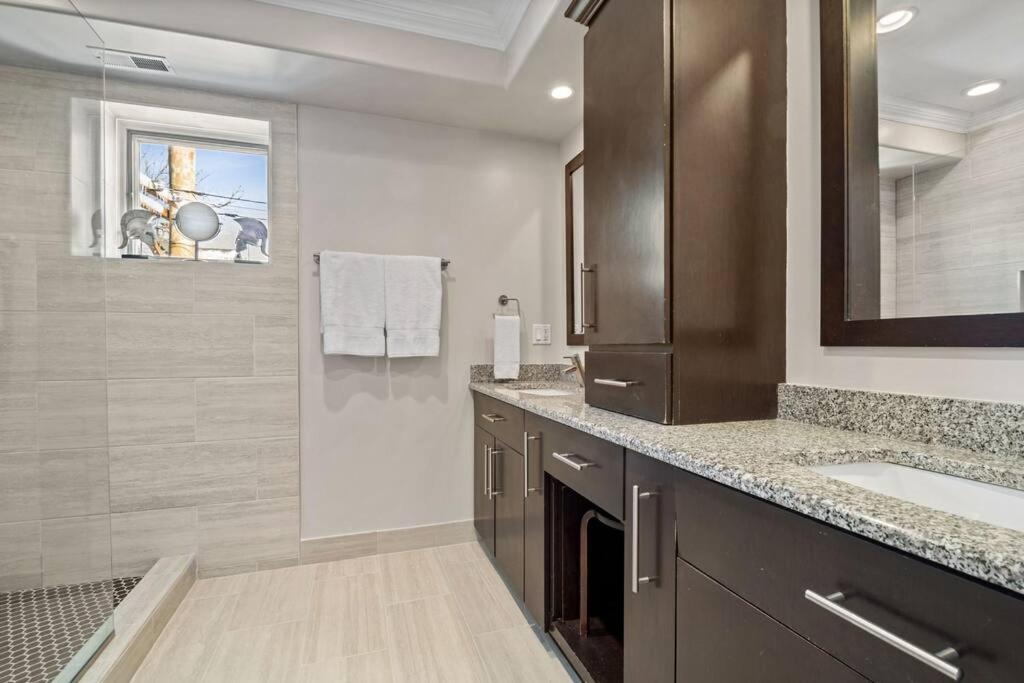 Holiday home Luxe 5br 5ba Single-family With Free Parking & Pet Friendly!