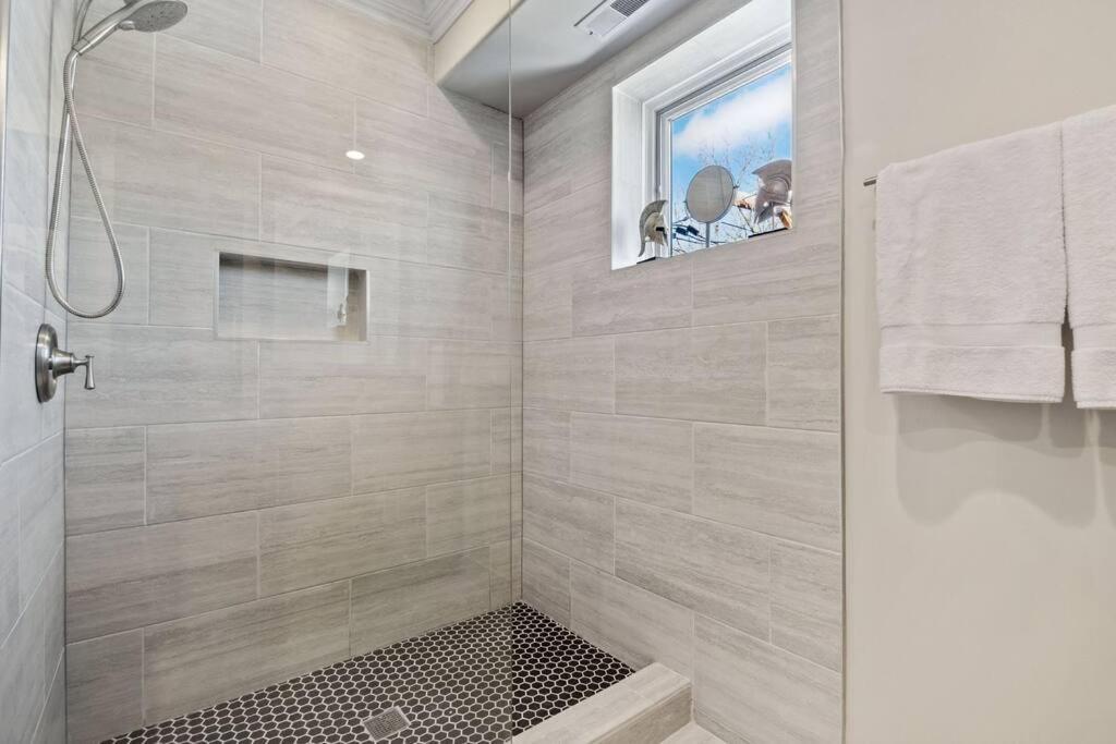 Holiday home Luxe 5br 5ba Single-family With Free Parking & Pet Friendly!