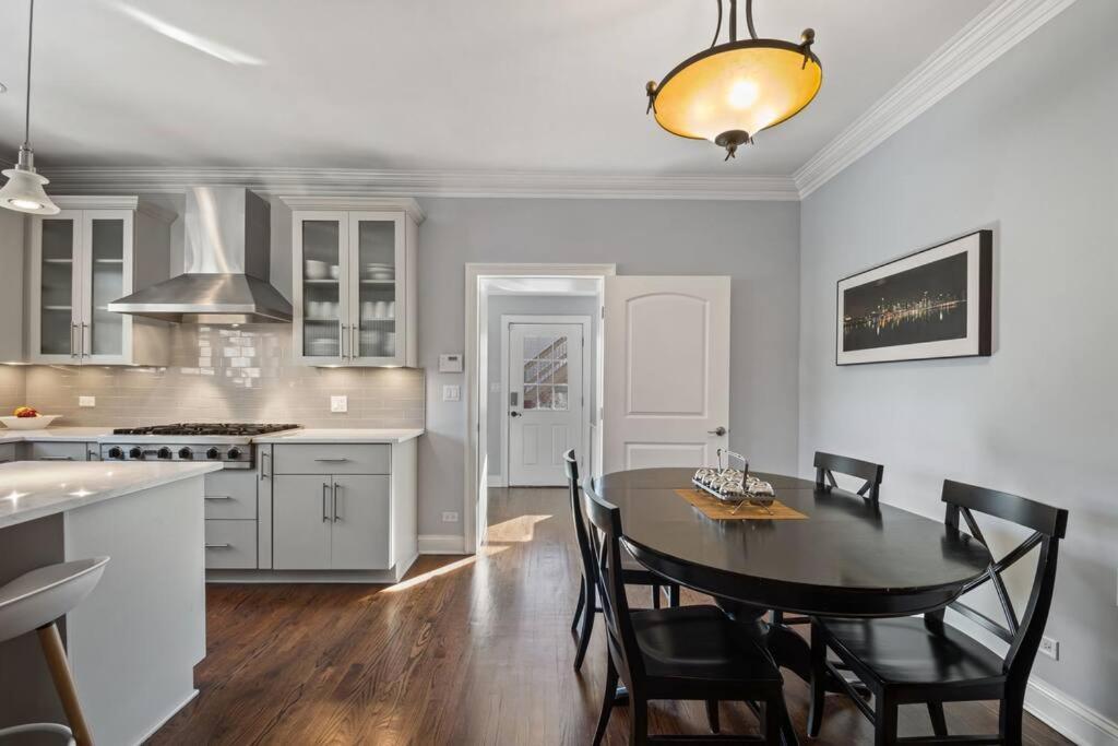 Luxe 5br 5ba Single-family With Free Parking & Pet Friendly! * Chicago