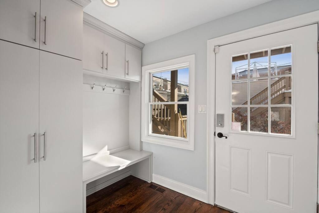 Luxe 5br 5ba Single-family With Free Parking & Pet Friendly! * Chicago