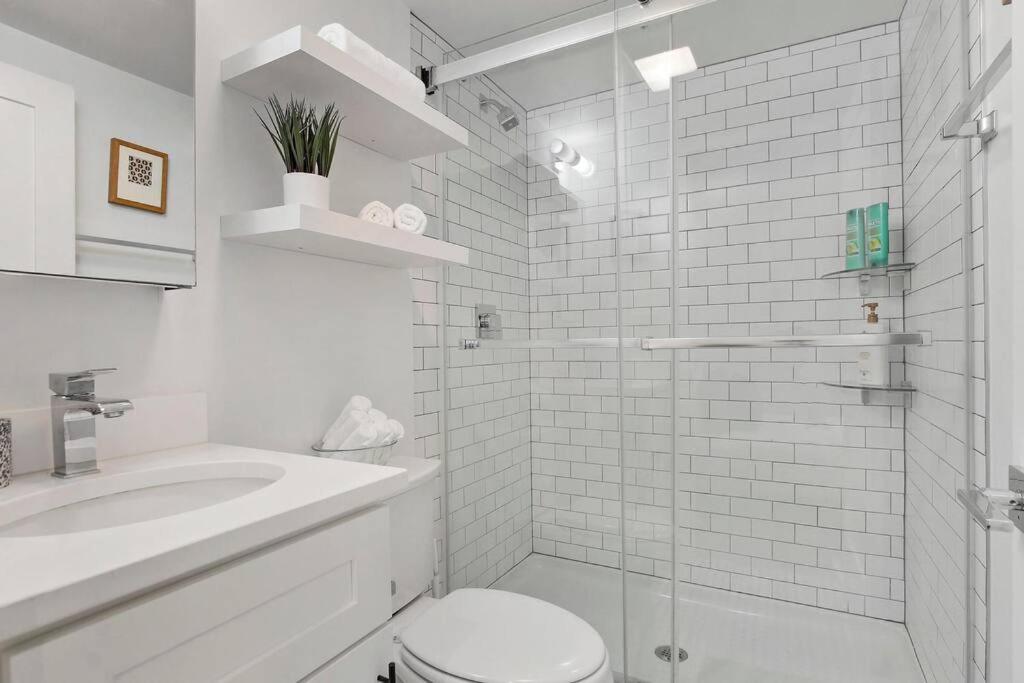 Elite Uptown Close To Shops - Montrose 313 Apartment