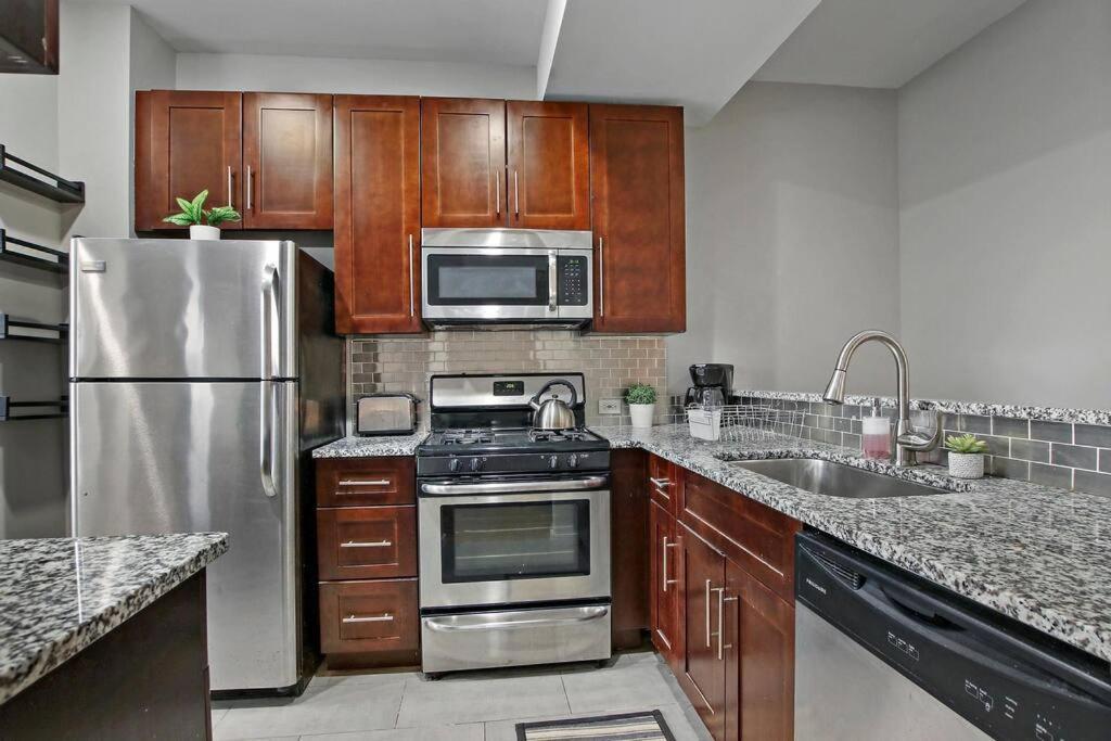 Exceptional 4br Coach House In West Town - Ch Apartment *