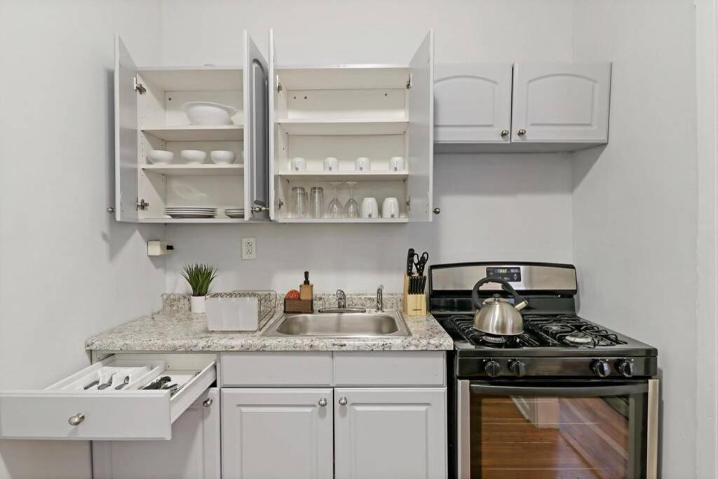 Complete 1br Near Attractions - Belmont C1 Apartment