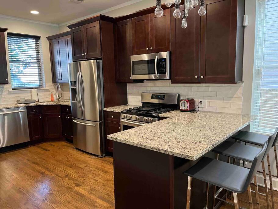 Apartamento Trendy West Town Flat - 2 Bed / 1.5 Bath W Parking *