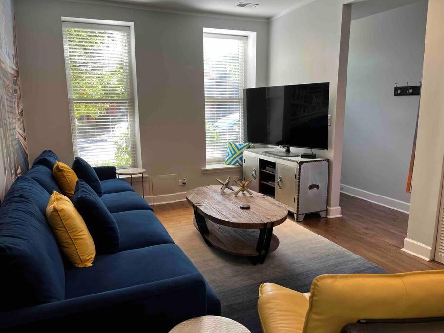 Apartamento Trendy West Town Flat - 2 Bed / 1.5 Bath W Parking *