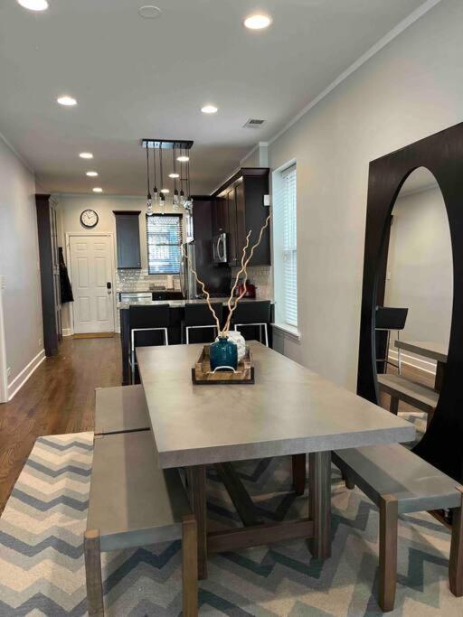Apartamento Trendy West Town Flat - 2 Bed / 1.5 Bath W Parking