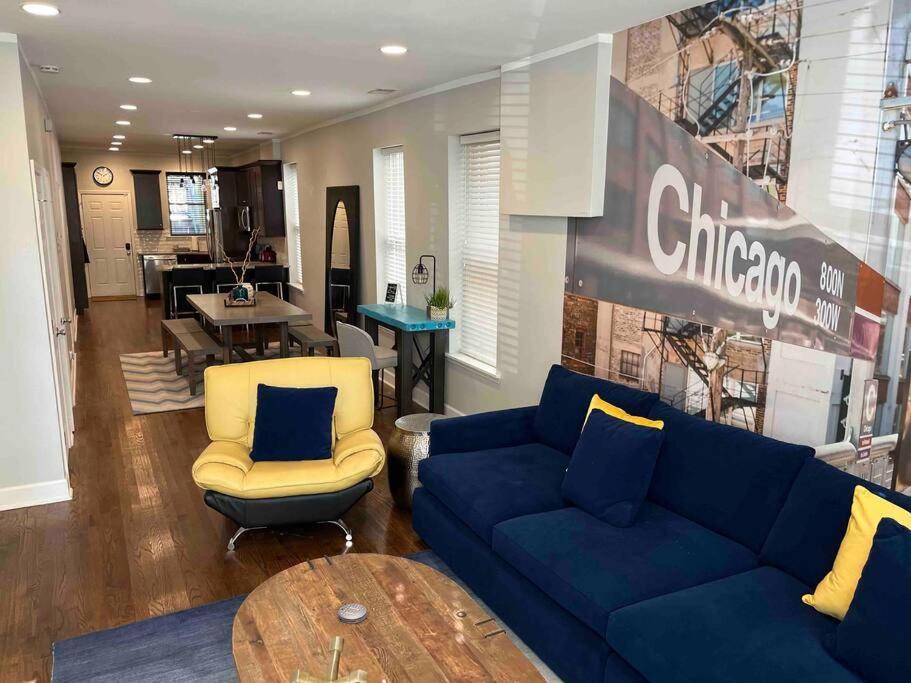 Trendy West Town Flat - 2 Bed / 1.5 Bath W Parking Apartamento
