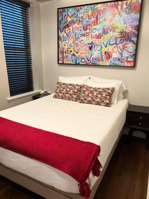 Trendy West Town Flat - 2 Bed / 1.5 Bath W Parking Apartamento