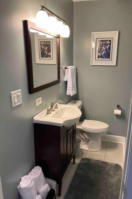 Apartamento Trendy West Town Flat - 2 Bed / 1.5 Bath W Parking *