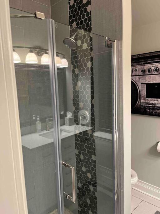 Trendy West Town Flat - 2 Bed / 1.5 Bath W Parking Apartamento *