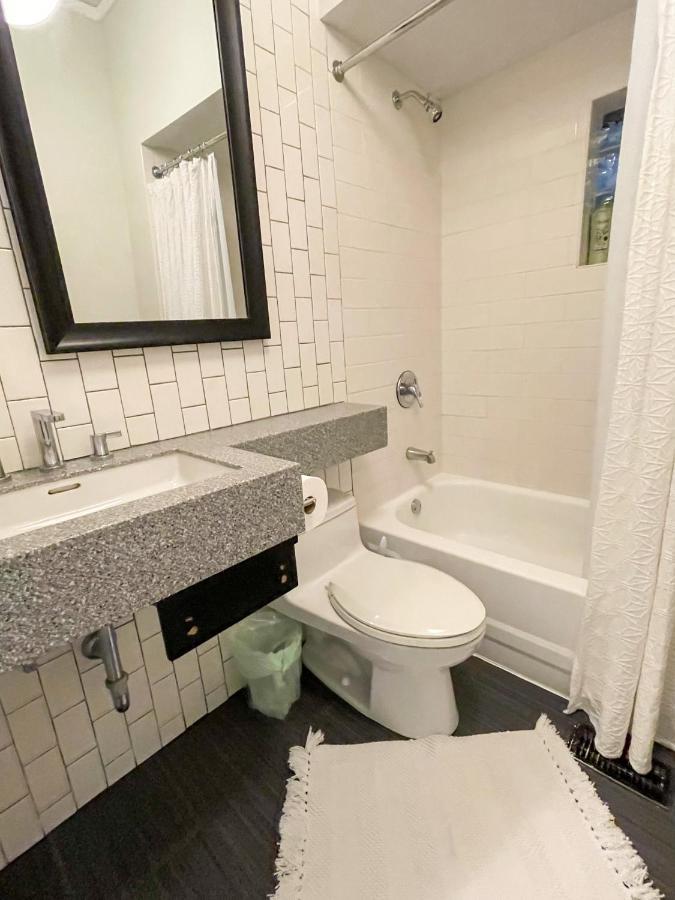Wrigleyville Friends Unit - 5bdrm * Chicago