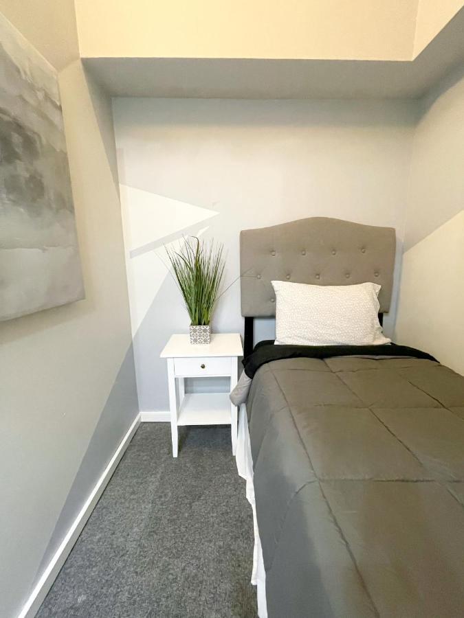 Wrigleyville Friends Unit - 5bdrm