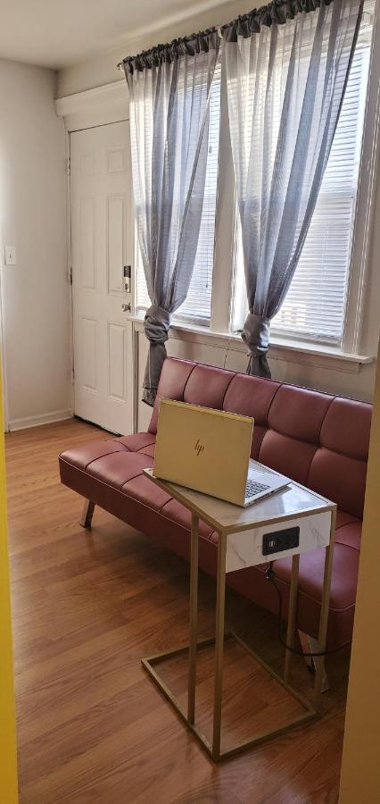 Cozy 1 Bedroom, 1 Min From Irving Park Blue Line, Free Parking Apartment