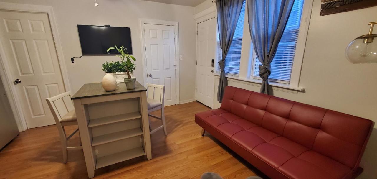Cozy 1 Bedroom, 1 Min From Irving Park Blue Line, Free Parking Apartment *