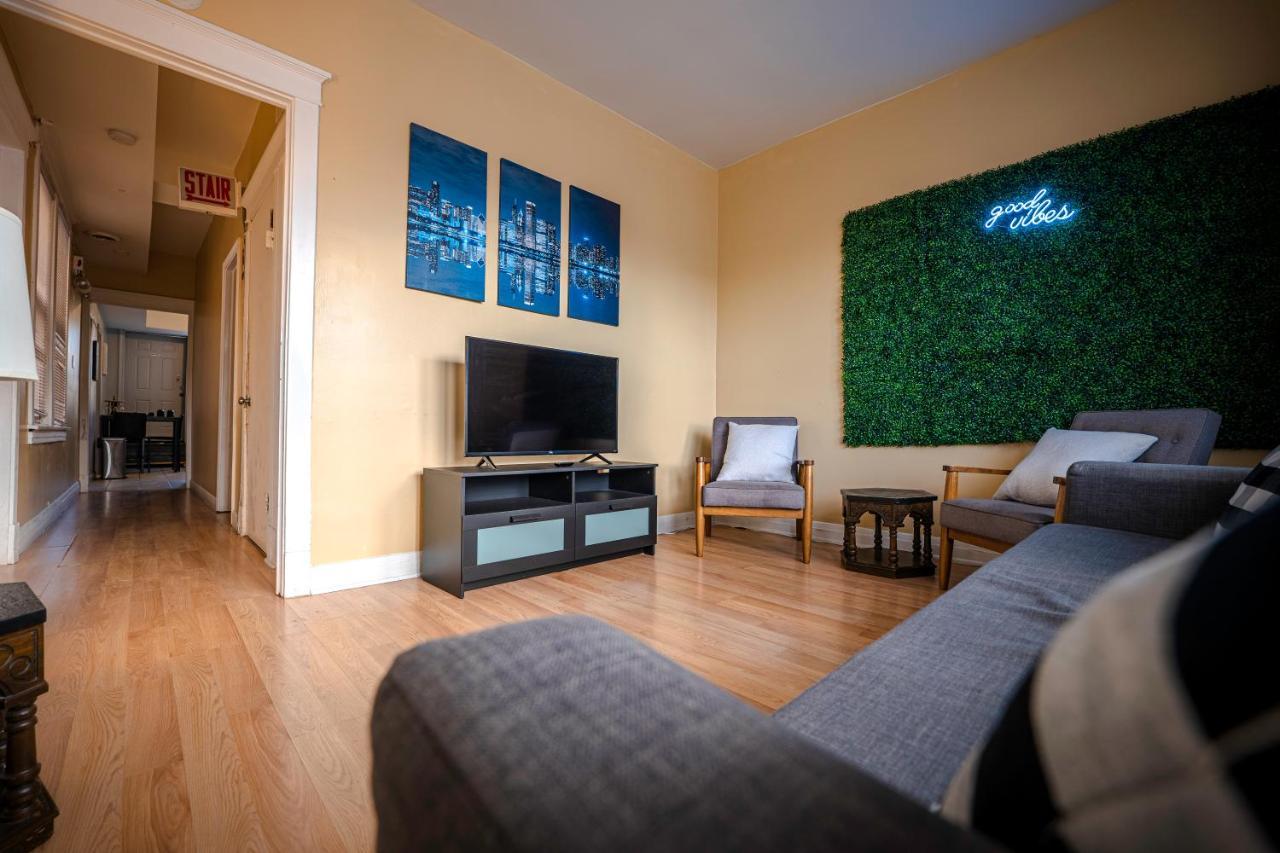 4 Bdrm In Heart Of Wicker Park Apartment *