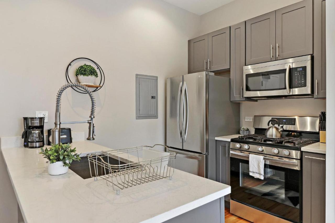 Stunning In Lakeview - Broadway 301