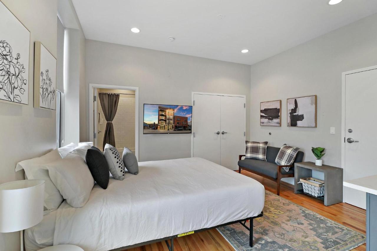 Stunning In Lakeview - Broadway 301