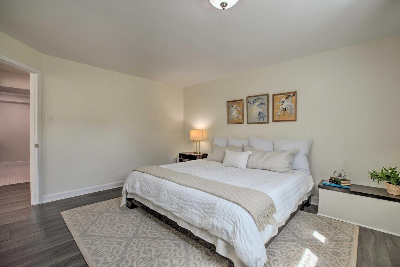 Stylish, Bright Garden-level With Fireplace Chicago